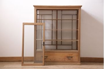 アンティーク家具　大正昭和初期　ストリップド(剥離)　ニレ材　幾何学模様がおしゃれなガラスケース(飾り棚、ショーケース、陳列棚)(R-046630)