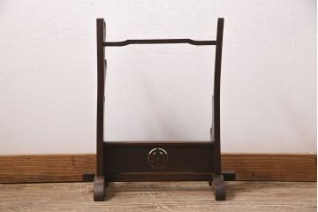 アンティーク雑貨　骨董　総欅材　漆塗り　四本刀掛け(軸掛け、ディスプレイ)(R-046631)