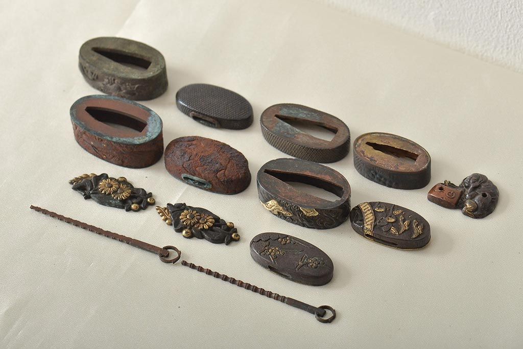 古い縁頭など14点(目貫、刀装具、彫金武具)(R-046641)