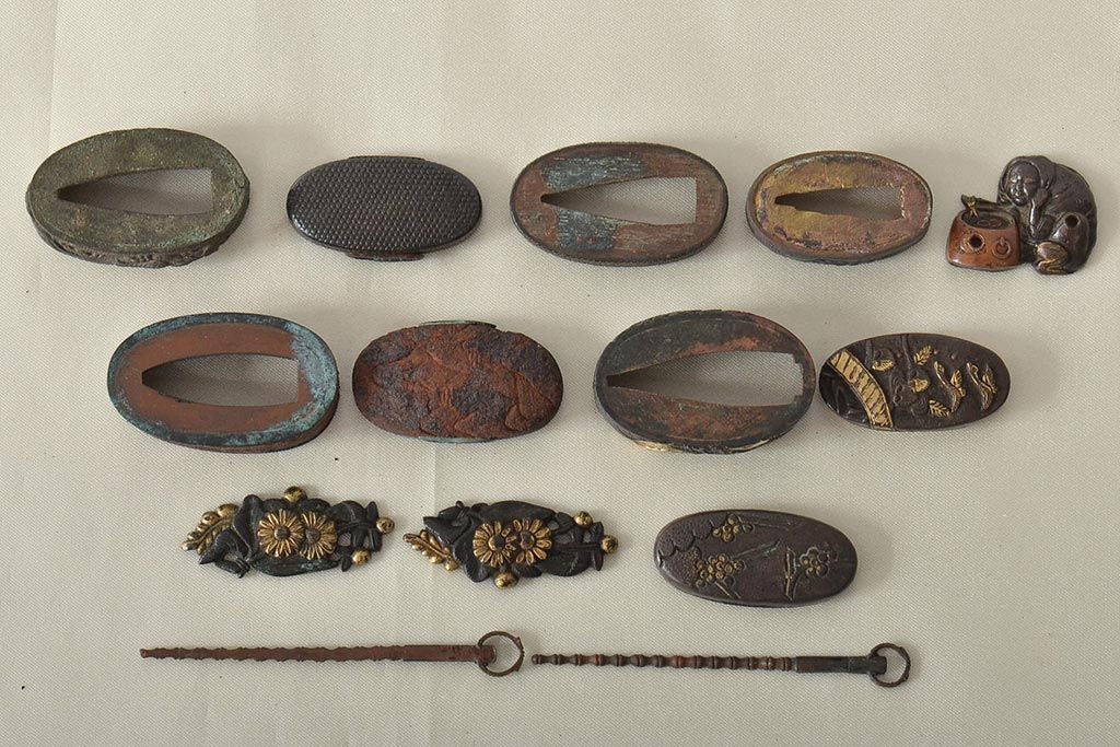 古い縁頭など14点(目貫、刀装具、彫金武具)(R-046641)