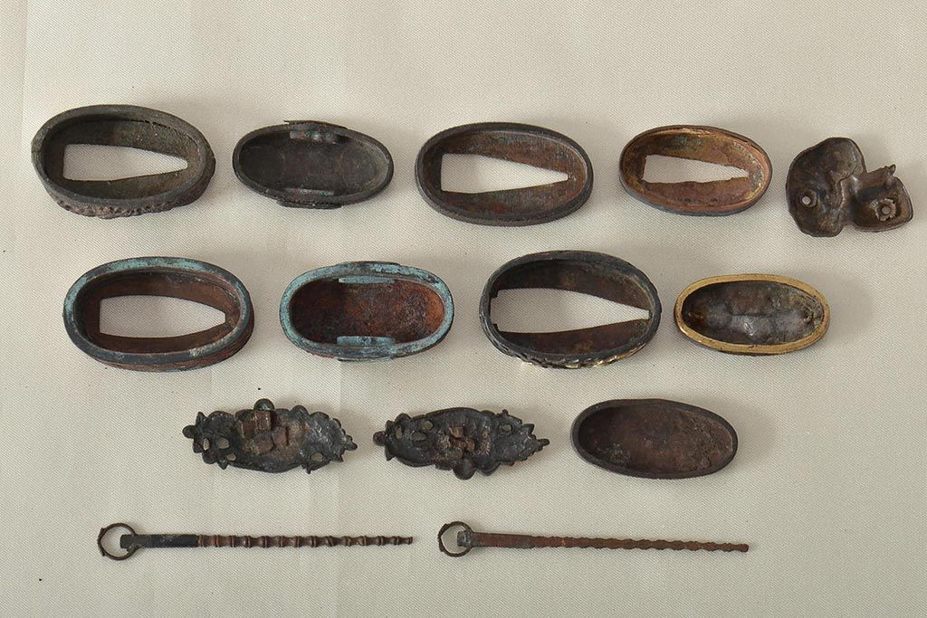 古い縁頭など14点(目貫、刀装具、彫金武具)(R-046641)