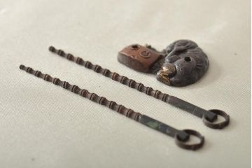 古い縁頭など14点(目貫、刀装具、彫金武具)(R-046641)