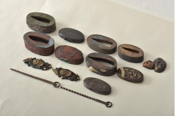 古い縁頭など14点(目貫、刀装具、彫金武具)(R-046641)