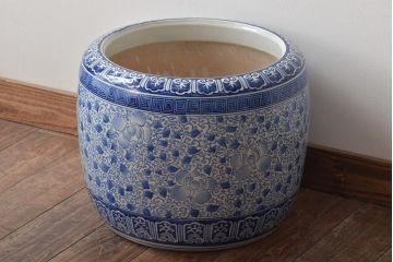 アンティーク雑貨　大正昭和初期　花唐草　染付　瀬戸火鉢(鉢カバー、傘立て)(R-046650)