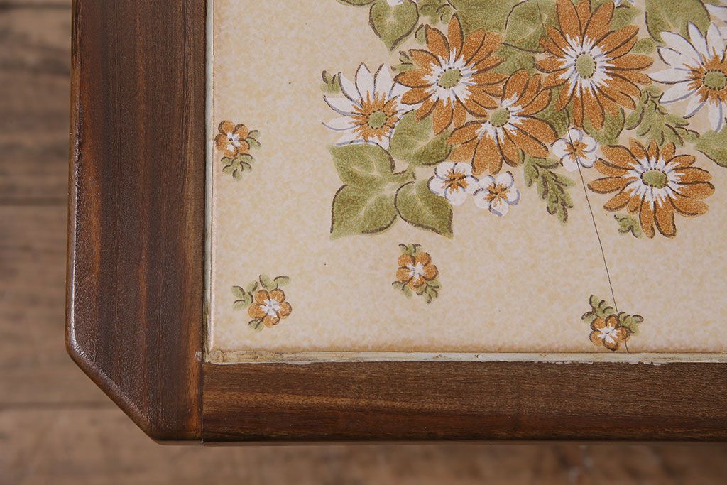 ヴィンテージ家具　北欧ビンテージ　G-PLAN(ジープラン)　チーク材　タイルトップの大振りなセンターテーブル(R-046658)