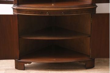 アンティーク家具　イギリス　ベヴァン・ファンネル(Bevan Funnell)社　ウォールナット材　象嵌細工　高級品!気品溢れる佇まいが魅力のコーナーキャビネット(飾り棚、収納棚)(R-046659)