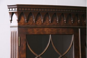 アンティーク家具　イギリス　ベヴァン・ファンネル(Bevan Funnell)社　ウォールナット材　象嵌細工　高級品!気品溢れる佇まいが魅力のコーナーキャビネット(飾り棚、収納棚)(R-046659)