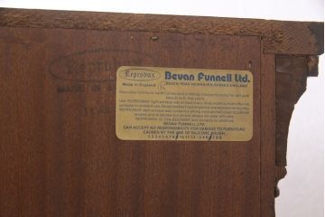 アンティーク家具　イギリス　ベヴァン・ファンネル(Bevan Funnell)社　ウォールナット材　象嵌細工　高級品!気品溢れる佇まいが魅力のコーナーキャビネット(飾り棚、収納棚)(R-046659)