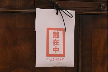 アンティーク家具　イギリス　ベヴァン・ファンネル(Bevan Funnell)社　ウォールナット材　象嵌細工　高級品!気品溢れる佇まいが魅力のコーナーキャビネット(飾り棚、収納棚)(R-046659)