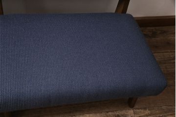 ヴィンテージ家具　昭和中期　ブナ材　落ち着いたブルーのファブリックが素敵な二人掛けソファ(2人掛け、ベンチソファ、ビンテージ)(R-046668)