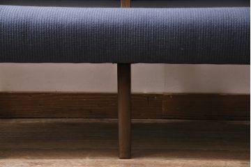 ヴィンテージ家具　昭和中期　ブナ材　落ち着いたブルーのファブリックが素敵な二人掛けソファ(2人掛け、ベンチソファ、ビンテージ)(R-046668)