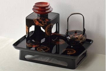 輪島塗　五島屋　木製蒔絵　屠蘇器　共箱(杯台、銚子、金彩)(R-046670)