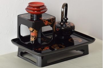 輪島塗　五島屋　木製蒔絵　屠蘇器　共箱(杯台、銚子、金彩)(R-046670)