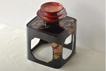 輪島塗　五島屋　木製蒔絵　屠蘇器　共箱(杯台、銚子、金彩)(R-046670)