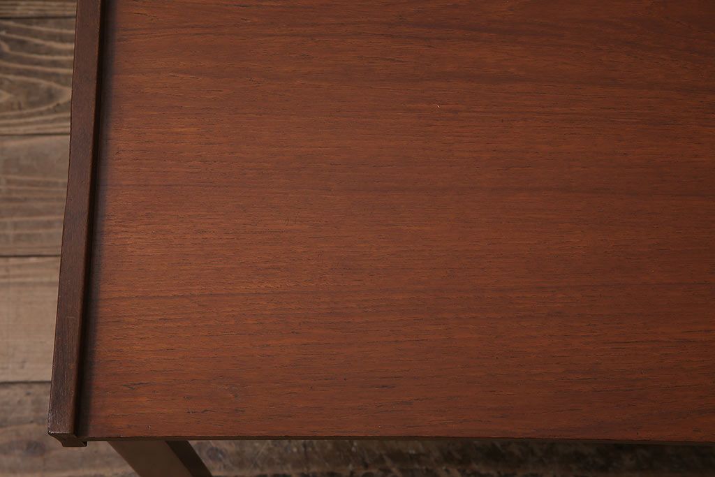 ヴィンテージ家具　北欧ビンテージ　レトロスタイルにも合うチーク材製のセンターテーブル(リビングテーブル、サイドテーブル)(R-046685)