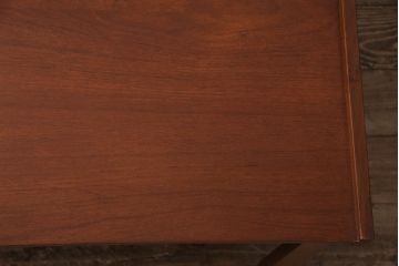 ヴィンテージ家具　北欧ビンテージ　レトロスタイルにも合うチーク材製のセンターテーブル(リビングテーブル、サイドテーブル)(R-046685)