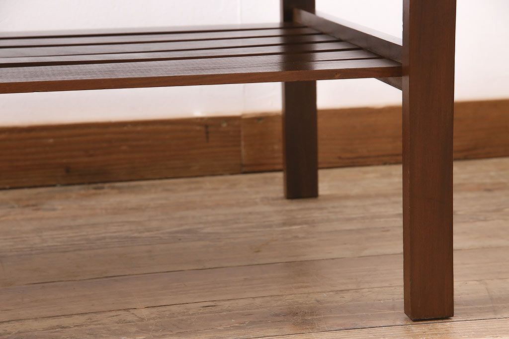 ヴィンテージ家具　北欧ビンテージ　レトロスタイルにも合うチーク材製のセンターテーブル(リビングテーブル、サイドテーブル)(R-046685)