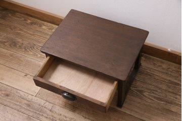アンティーク家具　昭和中期　ラワン材　小振りなサイズが可愛いレトロな文机(花台、飾り台)(R-046686)