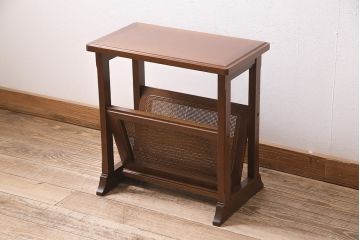 ヴィンテージ家具　オールドマルニ　maruni(マルニ木工)　地中海シリーズ　レア　マガジンラック付きのサイドテーブル(マガジン卓、本立て、ビンテージ)(R-046694)