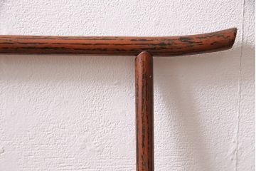 アンティーク家具　昭和中期　鎌倉彫り　和の趣を演出する小さな衣桁(タオル掛け)(R-046696)