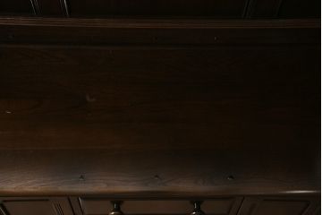 ヴィンテージ家具　イギリスビンテージ　ERCOL(アーコール)　Old Colonial(オールドコロニアル)　気品と風格が漂うカップボード(収納棚、食器棚)(R-046720)