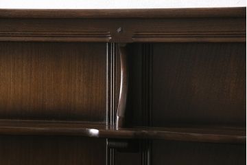 ヴィンテージ家具　イギリスビンテージ　ERCOL(アーコール)　Old Colonial(オールドコロニアル)　気品と風格が漂うカップボード(収納棚、食器棚)(R-046720)