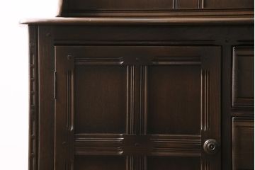 ヴィンテージ家具　イギリスビンテージ　ERCOL(アーコール)　Old Colonial(オールドコロニアル)　気品と風格が漂うカップボード(収納棚、食器棚)(R-046720)