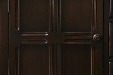 ヴィンテージ家具　イギリスビンテージ　ERCOL(アーコール)　Old Colonial(オールドコロニアル)　気品と風格が漂うカップボード(収納棚、食器棚)(R-046720)