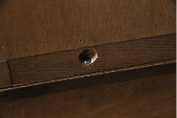 ヴィンテージ家具　イギリスビンテージ　ERCOL(アーコール)　Old Colonial(オールドコロニアル)　気品と風格が漂うカップボード(収納棚、食器棚)(R-046720)