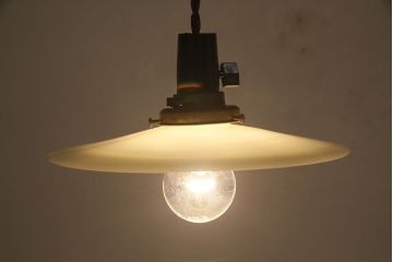 アンティーク照明　昭和レトロ　平笠シェードの吊り下げ照明(ペンダントライト、天井照明、電笠)(R-046721)