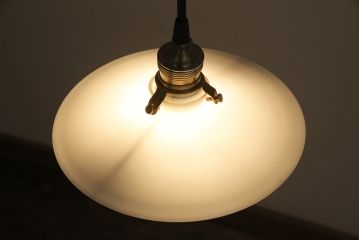 アンティーク照明　昭和レトロ　昔懐かしい平笠シェードの吊り下げ照明(ペンダントライト、天井照明、電笠)(R-046722)