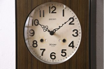 アンティーク時計　昭和中期　SEIKO(セイコー)　電池式　昭和レトロな雰囲気が魅力の掛け時計(柱時計)(R-046736)