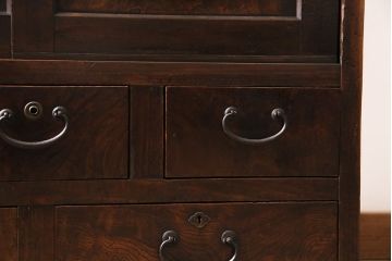 アンティーク家具　昭和初期　前面ケヤキ材　深みのある木肌が魅力の帳場箪笥(時代箪笥、収納棚)(R-046749)