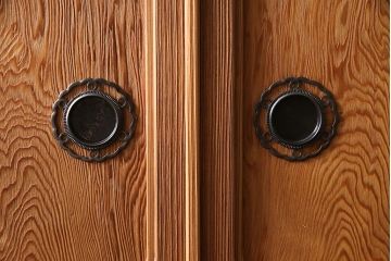 中古　和の雰囲気を高める、屋久杉を使用した贅沢なつくりの茶箪笥(定価約30万円)(茶棚、飾り棚)(R-046751)