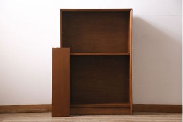 ヴィンテージ家具　イギリス　HERBERT E. GIBBS(ハーバート・E・ギブス)　チーク材　洗練された佇まいが魅力的なキャビネット(本箱、ブックケース、収納棚、ビンテージ)(R-046753)