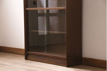 ヴィンテージ家具　イギリス　HERBERT E. GIBBS(ハーバート・E・ギブス)　チーク材　洗練された佇まいが魅力的なキャビネット(本箱、ブックケース、収納棚、ビンテージ)(R-046754)