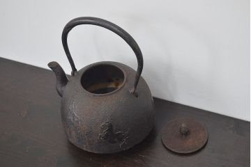 南部盛岡　利祥銘　鉄瓶(馬の図、茶道具)(R-046789)