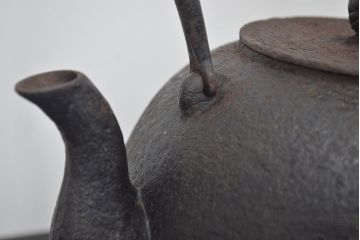 南部盛岡　利祥銘　鉄瓶(馬の図、茶道具)(R-046789)