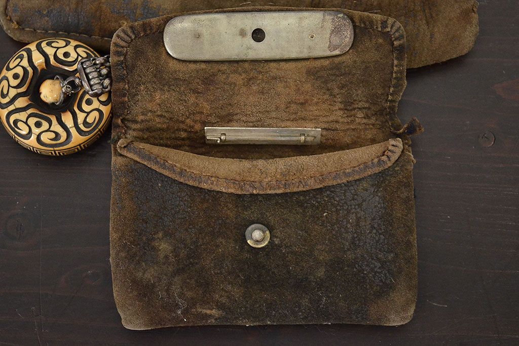 時代物 真鍮龍装飾 煙草入れ 根付付き 緒締 江戸/明治時代 時代物 真鍮龍装飾 煙草入れ 根付付き 緒締 江戸/明治時代