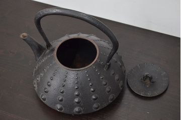 岩手南部　鉄作　兜形源氏霰鉄瓶　共箱(茶道具)(R-046803)