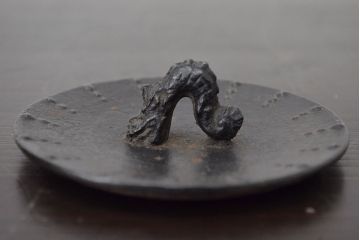 岩手南部　鉄作　兜形源氏霰鉄瓶　共箱(茶道具)(R-046803)