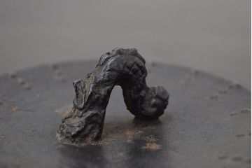 岩手南部　鉄作　兜形源氏霰鉄瓶　共箱(茶道具)(R-046803)