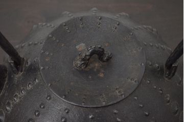 岩手南部　鉄作　兜形源氏霰鉄瓶　共箱(茶道具)(R-046803)