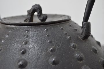 岩手南部　鉄作　兜形源氏霰鉄瓶　共箱(茶道具)(R-046803)