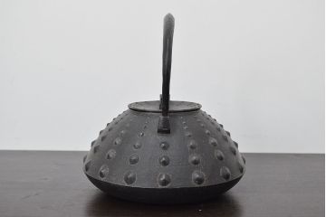 岩手南部　鉄作　兜形源氏霰鉄瓶　共箱(茶道具)(R-046803)