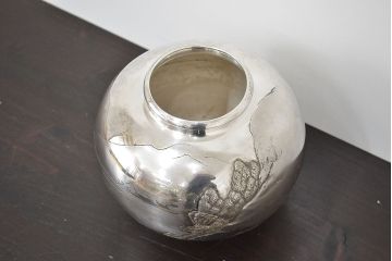 秀峰銘　彫金花瓶(銀製?、シルバー?)(R-046813)