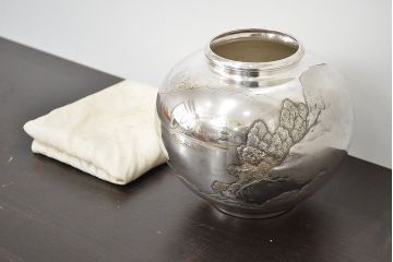 秀峰銘　彫金花瓶(銀製?、シルバー?)(R-046813)