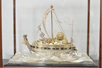 銀製　宝船　置物(彫金、シルバー、1765g)　クラウン70ミリ映写機完成記念(R-046814)