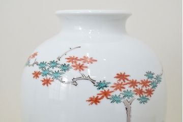 十三代　酒井田柿右衛門　錦鹿紅葉文花瓶(色絵、作家物)(R-046829)