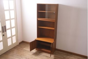 ヴィンテージ家具　北欧ビンテージ  G-PLAN(ジープラン)　チーク材　魅せる収納にぴったりな縦型のキャビネット(収納棚、戸棚)(R-046831)